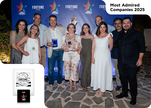 Η ομάδα του C-level του Plaisio ποζάρει χαμογελαστή κρατώντας το βραβείο 'Fortune Most Admired Companies 2025' μπροστά από backdrop με το λογότυπο Fortune Greece.